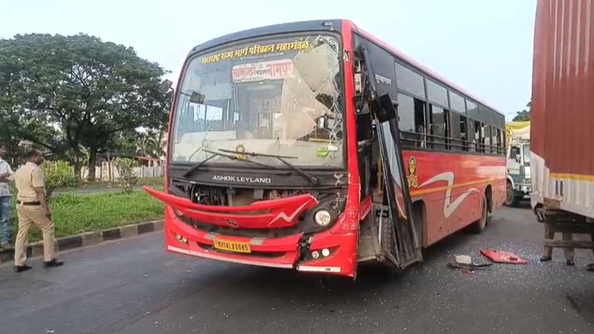 Bhandara: ओवरटेक करने के चक्कर में एसटी ने बस को मारी टक्कर, ड्राइवर गंभीर रूप से घायल