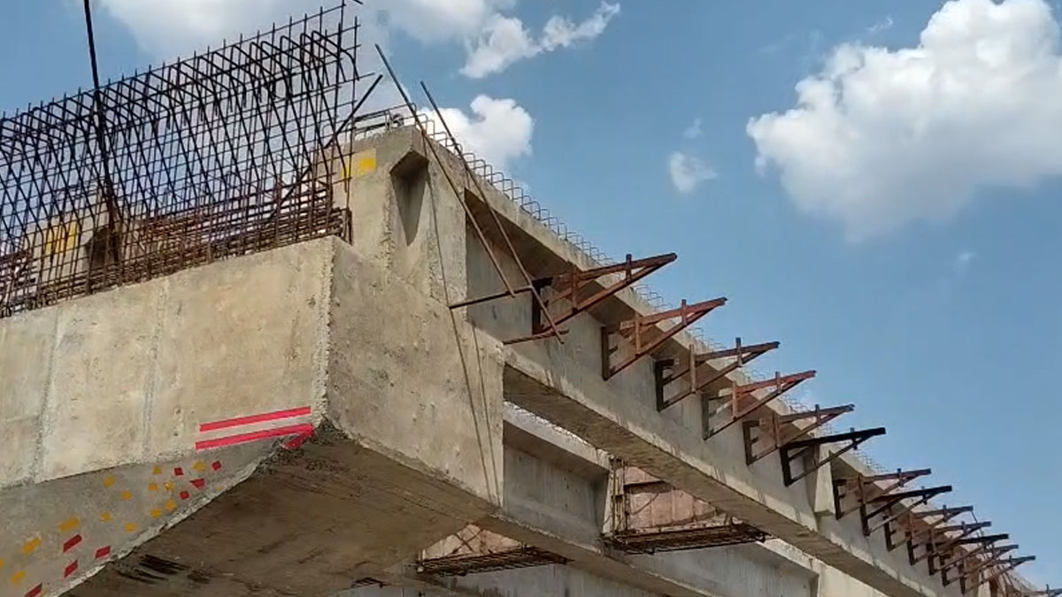 Amravati: ﻿निर्माणाधीन फ्लाईओवर का लोहे का राफ्ट गिरने से युवक की मौत, रिद्धपुर में हुआ हादसा