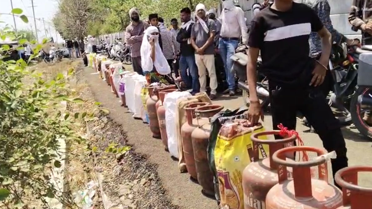 Amravati: गैस एजेंसी की मनमानी, 58 गांवों के उपभोक्ता बेहाल; भीषण गर्मी में घंटों कतार में लगने को मजबूर
