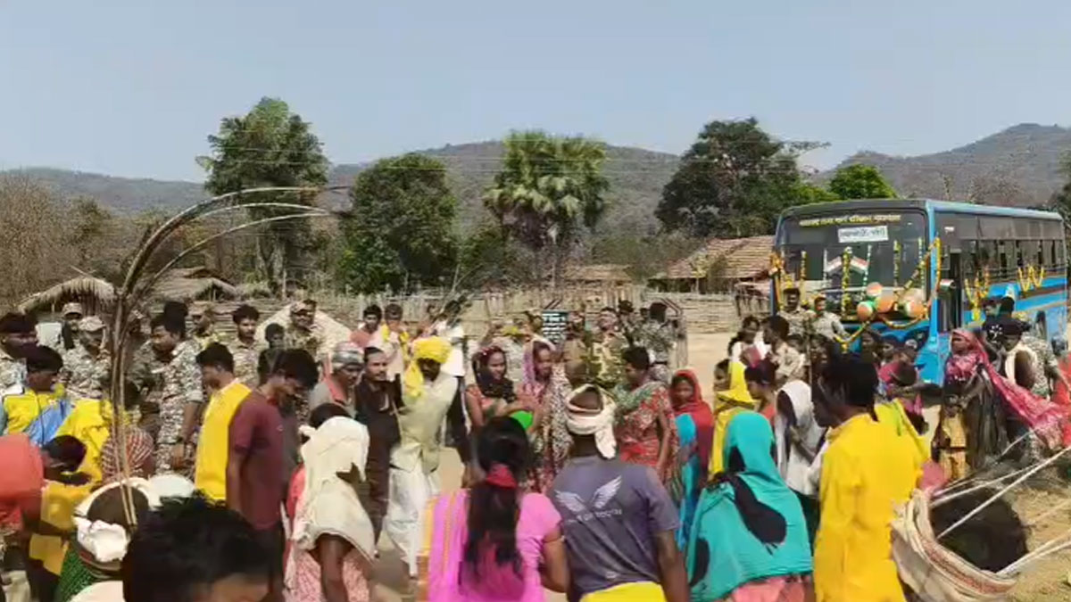Gadchiroli: स्वाधीनता के बाद पहली ही बार तुमरकोठी पहुंची एसटी बस; आदिवासियों ने पारंपरिक नृत्य और ढोल बजाकर किया लालपरी का स्वागत