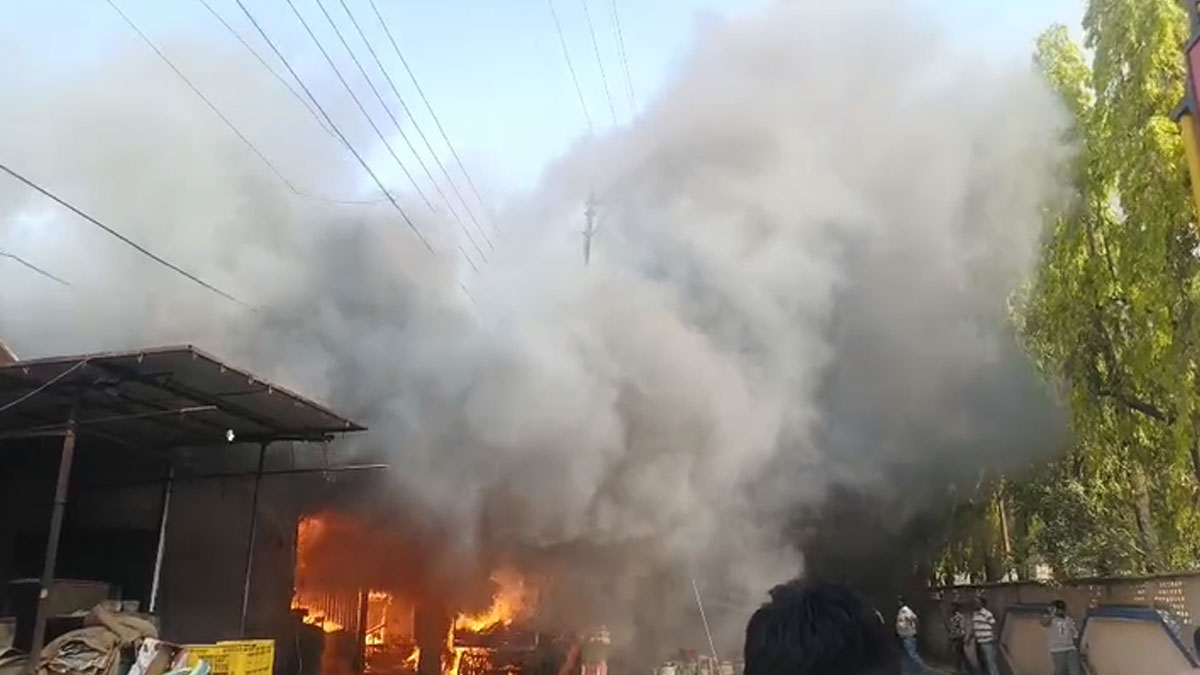 Buldahna: चिखली शहर के बॉम्बे मार्किट में लगी आग, पांच-छह दुकाने जलकर ख़ाक