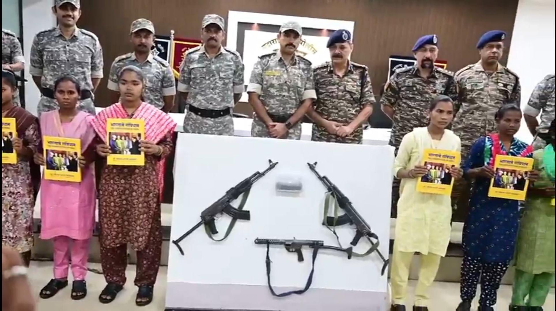 नक्सल मुक्त अभियान के अंतिम दिन गडचिरोली में बड़ी सफलता, 3 ACM रैंक कैडर समेत 9 नक्सलियों ने किया सरेंडर