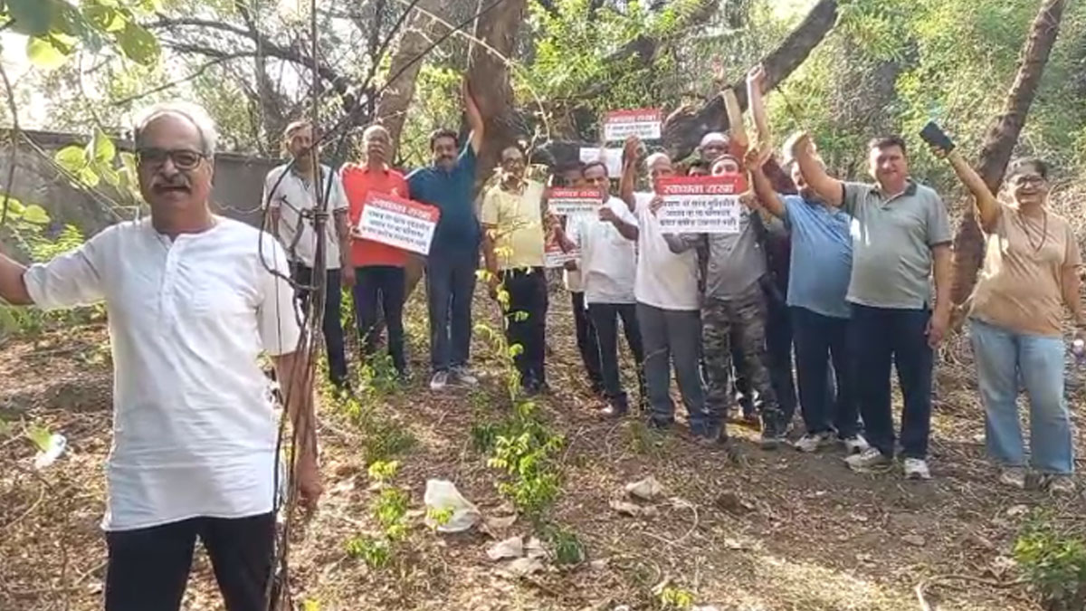सोनेगांव आमराई में 61 पेड़ों की कटाई के खिलाफ चिपको आंदोलन, वरिष्ठ नागरिकों ने पेड़ों को राखी बांधकर बचाने का लिया संकल्प