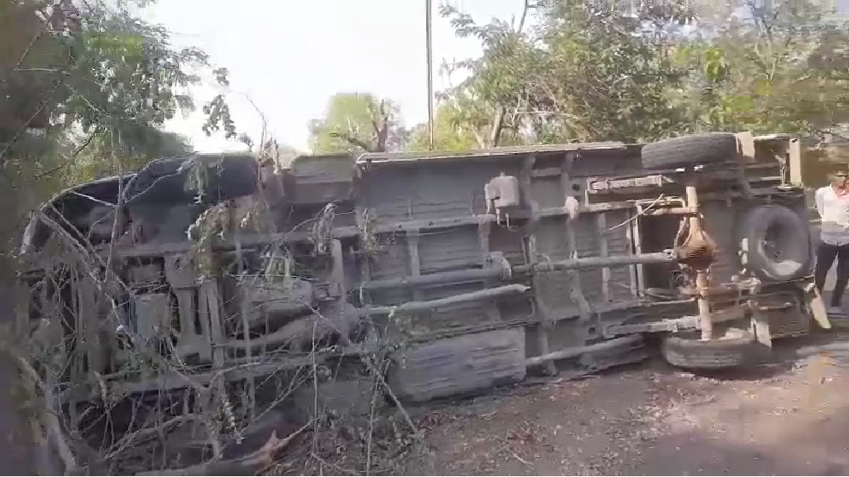 Buldhana: शादी से लौट रही बारातियों की मिनी बस पलटी, डेढ़ साल के मासूम समेत 10 घायल