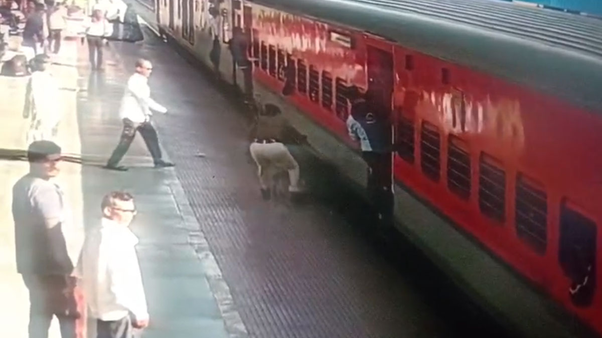 चलती ट्रेन से गिरते यात्री की जान बचाई, RPF की महिला आरक्षक जया उके की बहादुरी CCTV में कैद