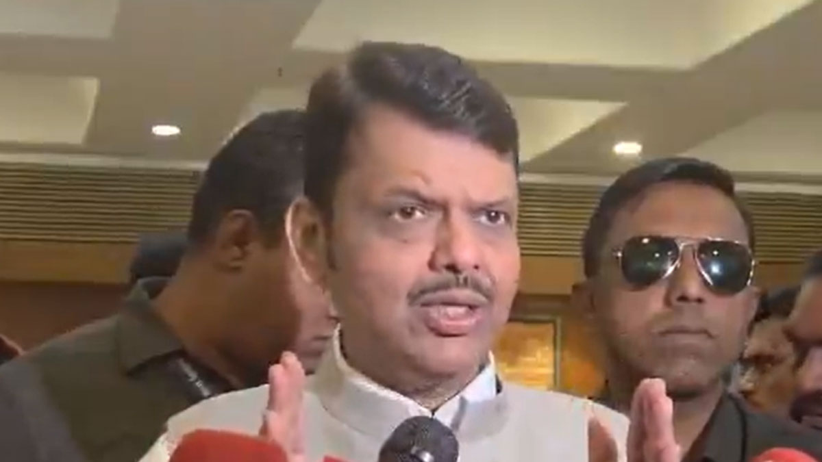 ﻿मुख्यमंत्री देवेंद्र फडणवीस ने चुनाव आयोग के निर्णय को बताया गलत, कहा - मतदान के ठीक पहले ऐसा निर्णय बेहद धक्का देने वाला