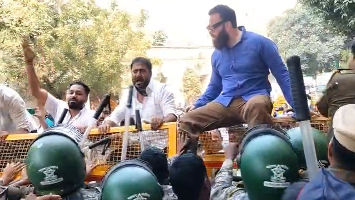 मनपा के अतिक्रमण विरोधी कार्रवाई को लेकर कांग्रेस आक्रामक; मनपा के बाहर किया जोरदार आंदोलन, एक तरफा कार्रवाई का लगाया आरोप