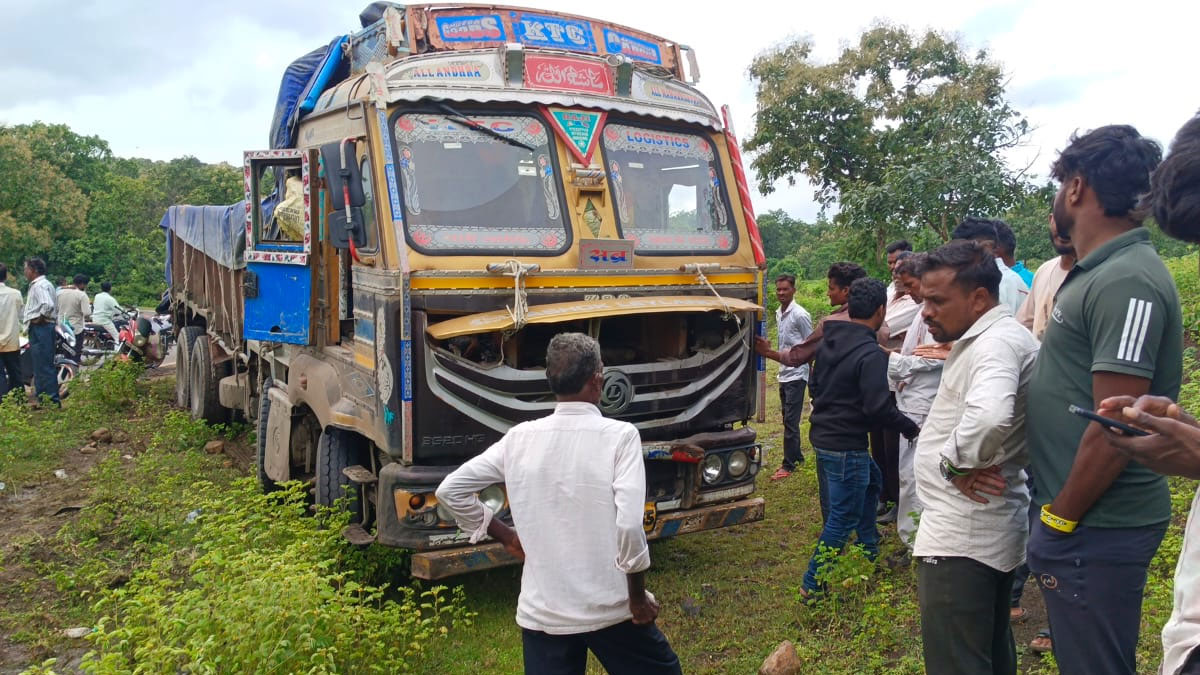 Yavatmal: ﻿ट्रक ने सड़क किनारे खड़े लोगों को टक्कर मारी, एक 70 वर्षीय व्यक्ति की मौत, तीन घायल