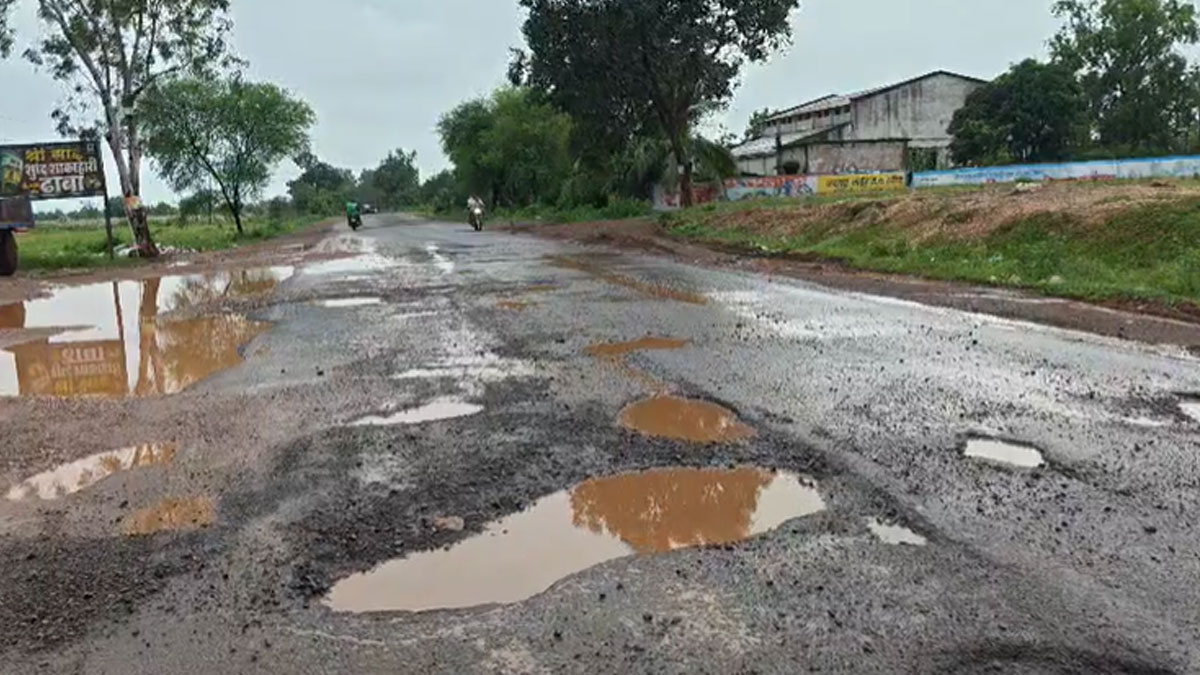 Bhandara: भंडारा-तुमसर रोड की हुई दुर्दशा, सड़क पर बड़े गड्ढे ही गड्ढे; नागरिक आक्रोशित