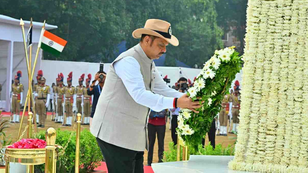 ﻿पुलिस स्मृति दिवस पर मुख्यमंत्री देवेंद्र फडणवीस ने नायगांव पुलिस मुख्यालय में शहीद हुए पुलिस जवानों को दी श्रद्धांजलि